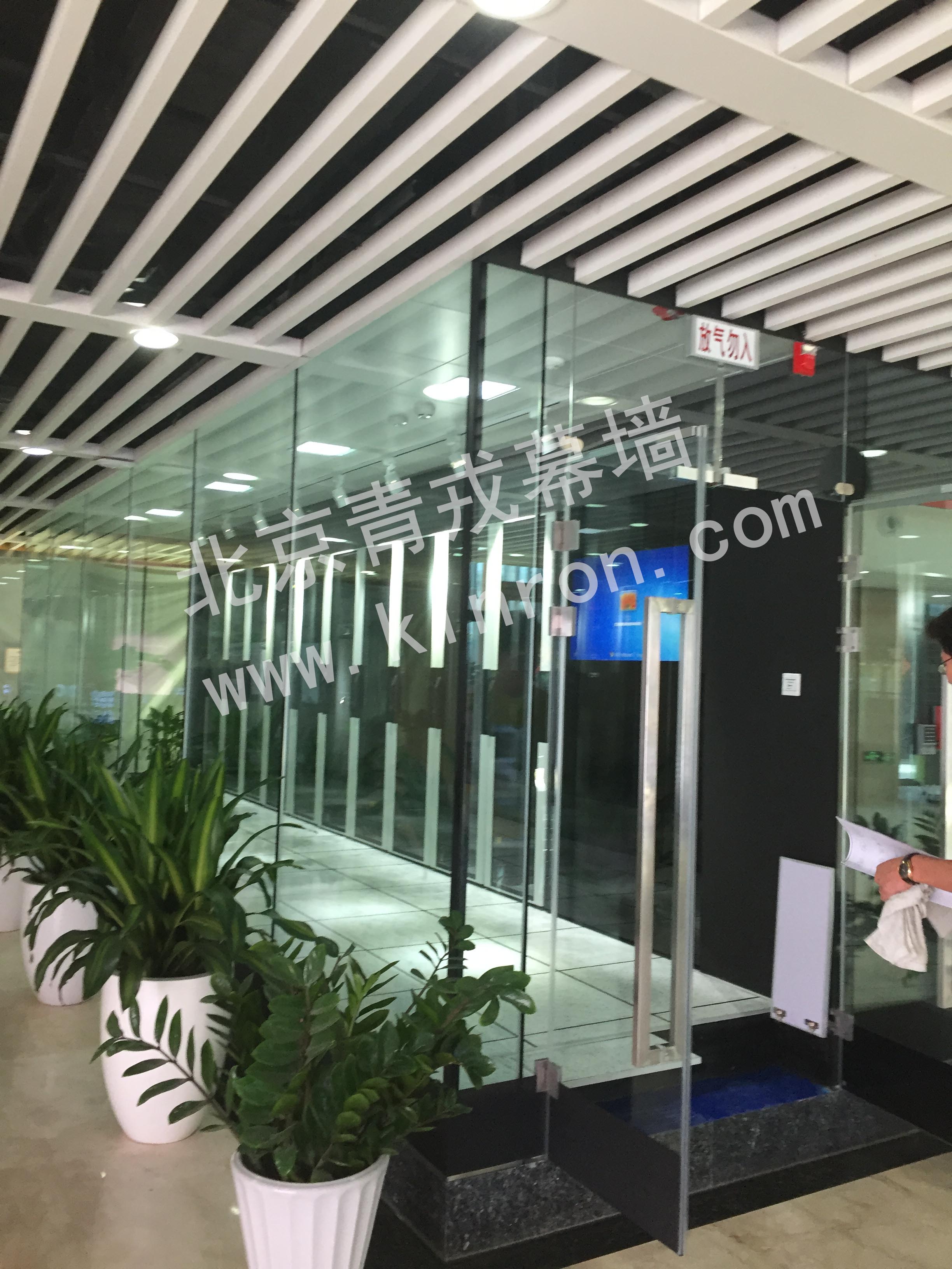 上地亚新大厦室内玻璃幕墙机房项目